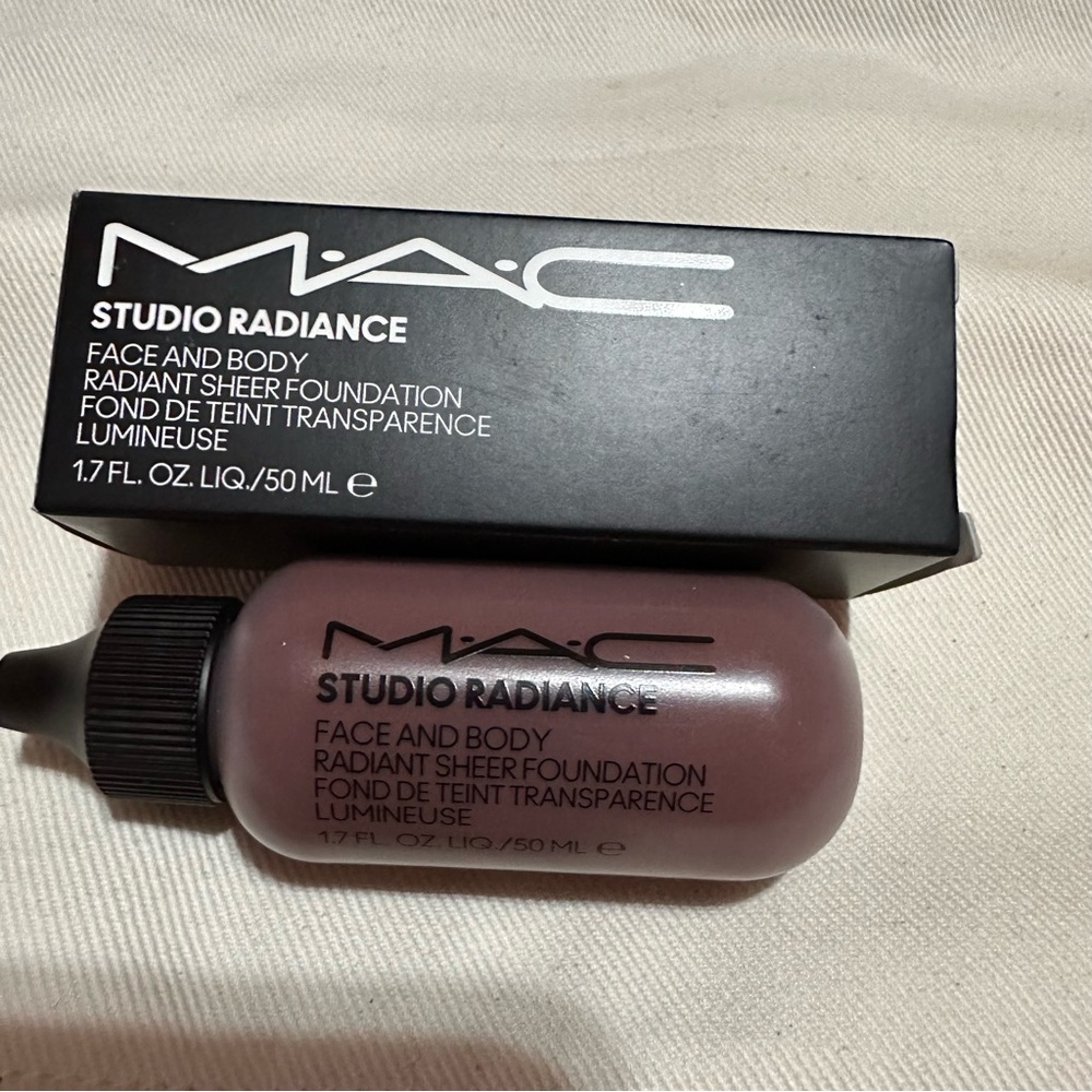 MAC Cosmetics Studio Radiance Face & Body Radiant sheer foundation - W9